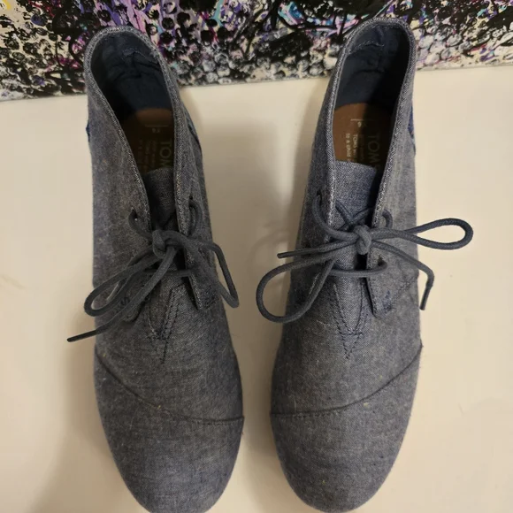 TOMS Speckled Denim Wedge Booties Tribal Design On Back Heels Laceup Shoes Sz 6 - Picture 3 of 17